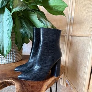 PrettyLittleThing Black High Point Ankle Boots